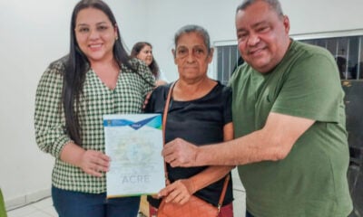 Mazinho entrega títulos definitivos a moradores do programa “Meu Imóvel Legal”