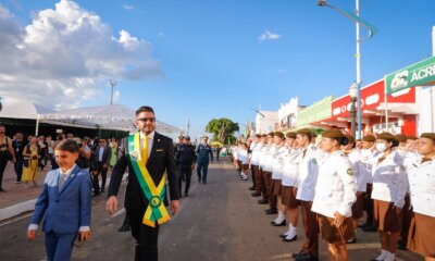 Hasteamento da bandeira e desfile cívico marcam os 62 anos de emancipação do Acre
