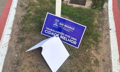 Vândalos danificam placas da prefeitura no Parque Ipê