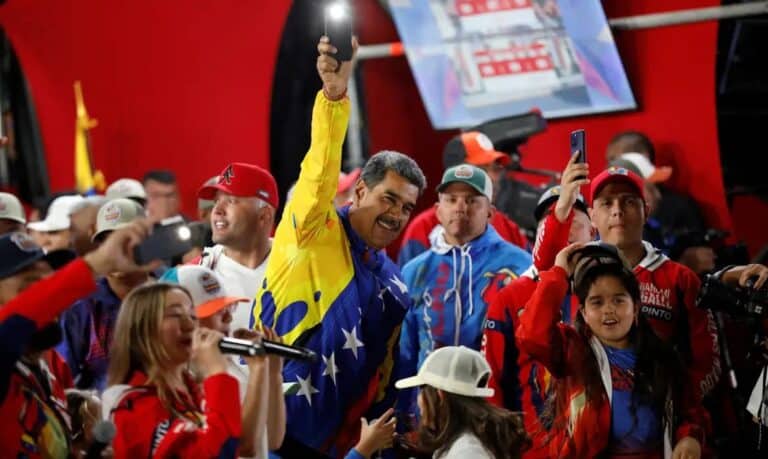 Conselho eleitoral declara Maduro reeleito com 51,21% dos votos