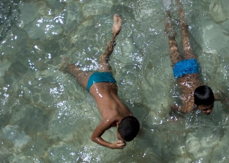 Brasil registra três mortes ao dia de crianças e jovens por afogamento