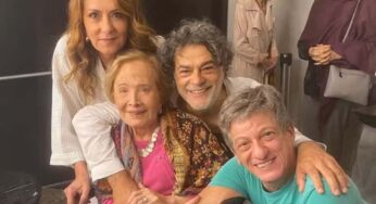 Glória Menezes vai ao teatro no Rio de cadeira de rodas e posa com atores