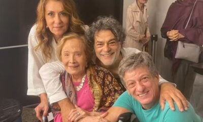 Glória Menezes vai ao teatro no Rio de cadeira de rodas e posa com atores