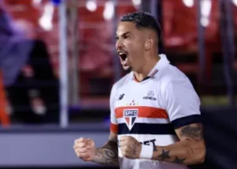 São Paulo aproveita expulsão, vence Goiás e sai na frente na Copa do Brasil