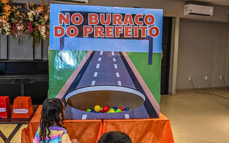 Convenção de Jarude cria “Buraco do Prefeito” e atrai curiosos em Rio Branco