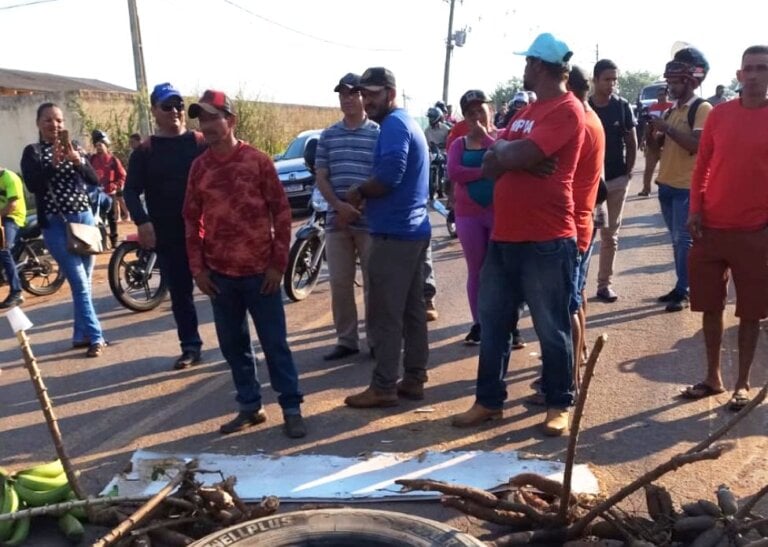 Produtores bloqueiam estrada de Porto Acre e causam engarrafamento