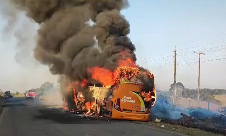 Ônibus da Transacreana é destruído em incêndio na Estrada do Pacífico