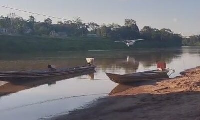 Vídeo mostra ex-prefeito em mais um voo rasante pelo rio no interior do Acre