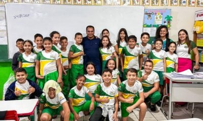 Estudantes de Rodrigues Alves recebem uniforme escolar