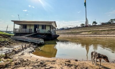Flutuante encalha devido à seca do Rio Acre na Capital