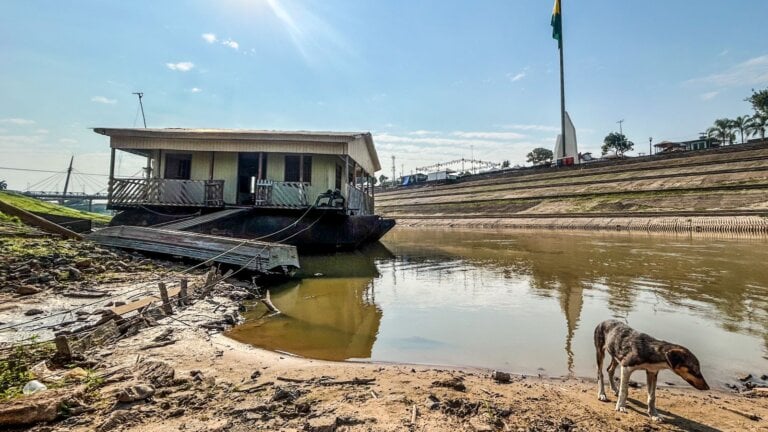 Flutuante encalha devido à seca do Rio Acre na Capital