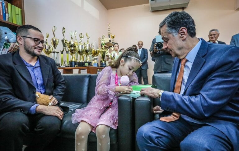 No Acre, ministro do STF recebe livro de escritora acreana de 7 anos