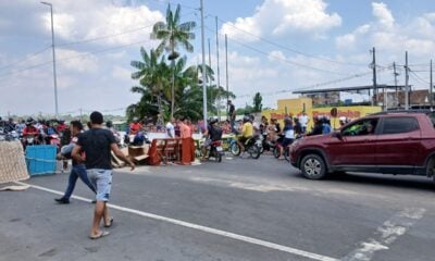 Sem energia há 14 horas, famílias fecham ponte em Cruzeiro do Sul