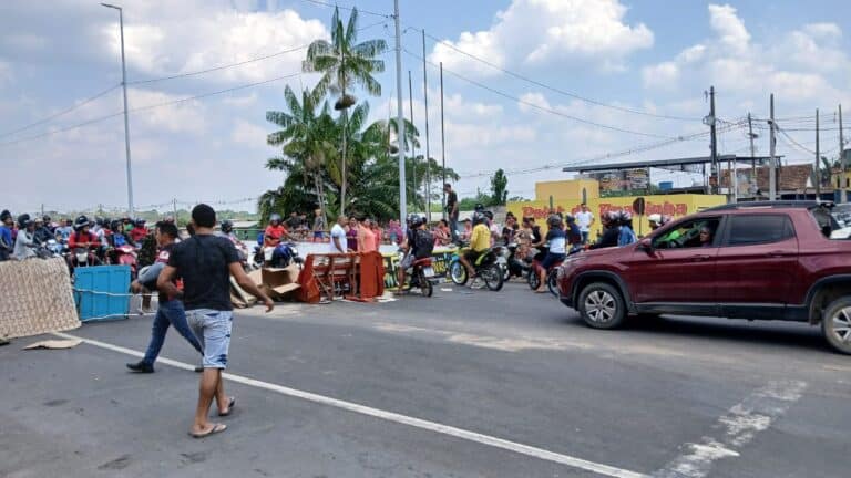 Sem energia há 14 horas, famílias fecham ponte em Cruzeiro do Sul
