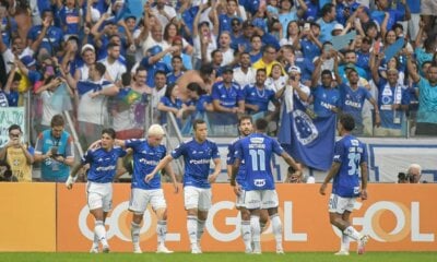 Cruzeiro atropela Corinthians e deixa rival no Z4 do Brasileirão