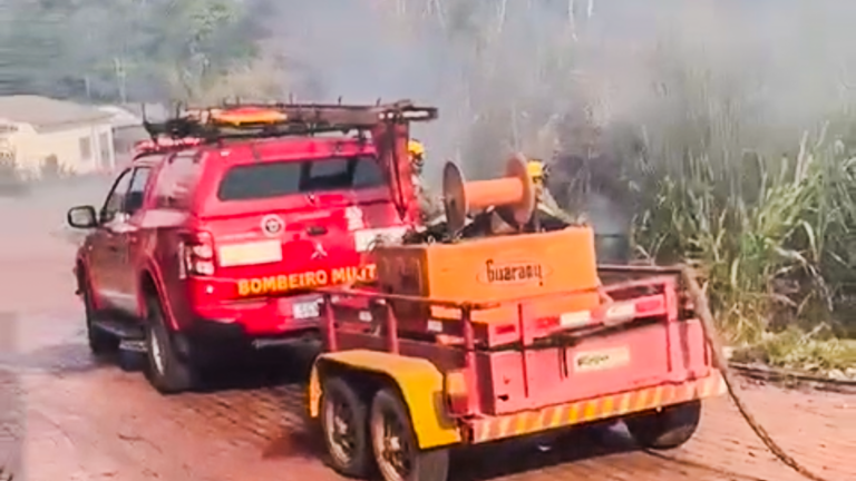 Corpo de Bombeiros impede que incêndio alcance escola em Rio Branco