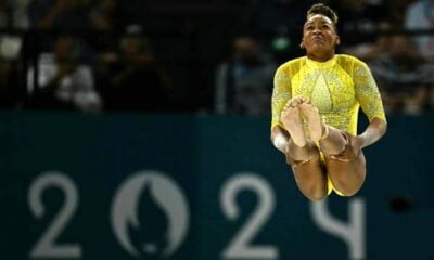 Rebeca Andrade conquista a prata em disputa acirrada com Simone Biles