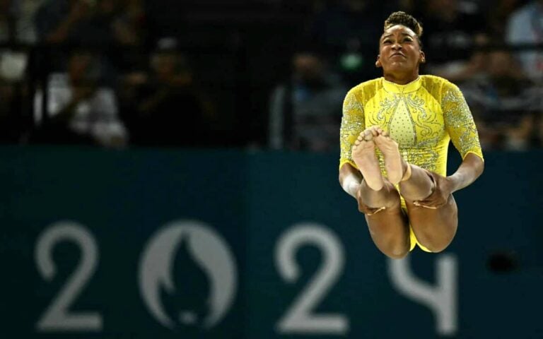 Rebeca Andrade conquista a prata em disputa acirrada com Simone Biles