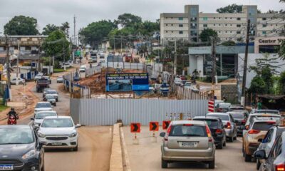 Decisão da justiça eleitoral obriga Prefeitura de Rio Branco a retirar placas de ônibus e obras