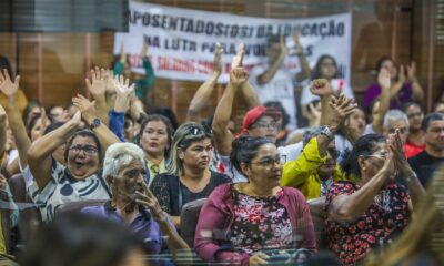 Oposição se junta à greve da Educação e líder do governo é vaiado na Aleac