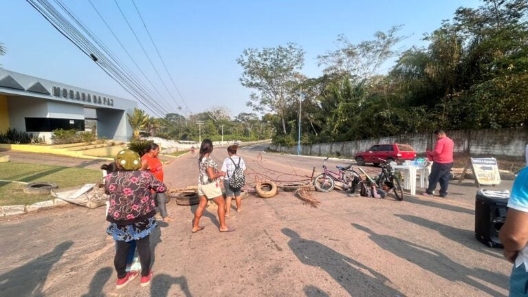 Moradores bloqueiam estrada do Calafate para exigir melhorias em ruas