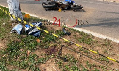 Jovem morre ao colidir com moto dos Correios e bater em palmeira na Capital