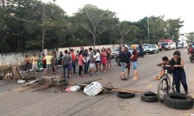 Estrada do Calafate volta a ser interditada em protesto de moradores