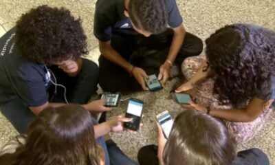 CCJ da Câmara aprova projeto que proíbe uso de celulares em sala de aula