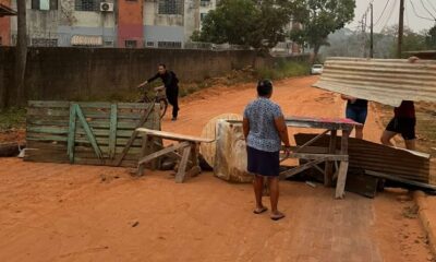 Moradores protestam no Calafate: “tiraram o tijolo e deixaram no barro”