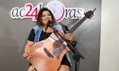 Luziene Lucena interpreta sucessos sertanejos no palco do ac24horas