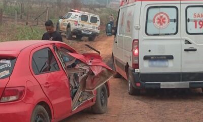 Colisão entre carro e máquina retroescavadeira deixa homem ferido em Rio Branco