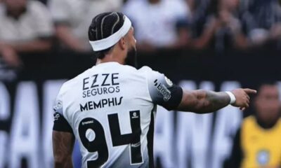 Corinthians amassa Atlético-GO na estreia de Memphis e faz a festa em casa