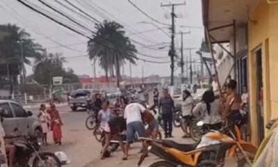 Mulheres brigam no meio da rua em Sena Madureira