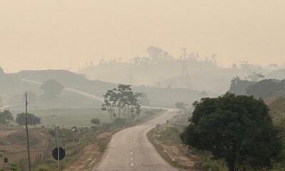 Mesmo com decretos proibindo queimadas, estrada é tomada por fogo e cinzas no Acre