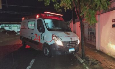 Embriagada, jovem é presa ao furtar ambulância do Samu e colidir em árvore