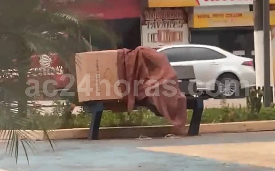 Aos olhos de Deus, sem-tetos se amam em um banco de praça!