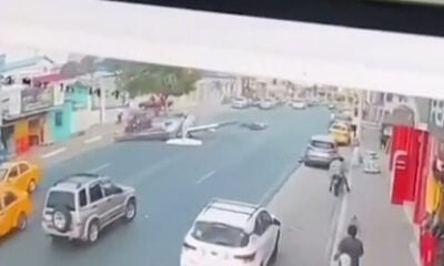 VÍDEO: Veja momento em que avião cai sobre carro em rua movimentada no Equador