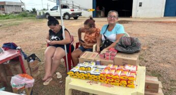 Véspera de Dia de Finados movimenta economia com venda de velas e limpeza