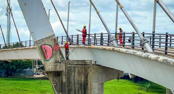 Cabos de aço são instalados na Passarela Joaquim Macedo após erosão em calçadão