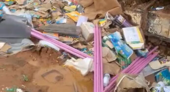 Material escolar é jogado em lixão no interior do Acre