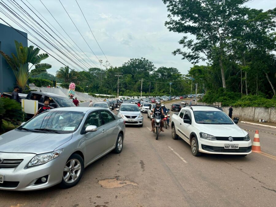Fluxo intenso de veículos mobiliza policiais para organizar trânsito no Morada da Paz