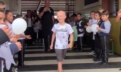 Menino que venceu o câncer volta à escola como herói no Acre