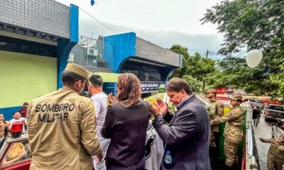 Cortejo de Flaviano faz parada na sede do MDB e é homenageado com balões azuis e brancos