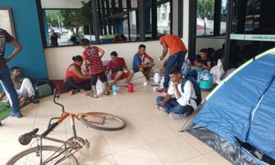 Moradores expulsos de área no São Francisco acampam na entrada na Assembleia