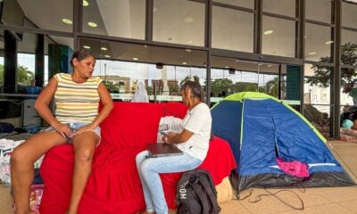 Famílias entram pelo 3ª dia acampadas no hall da Aleac