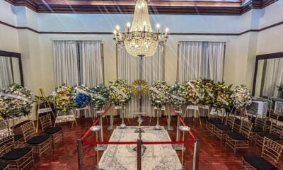 Palácio recebe coroas de flores para velório de Flaviano Melo