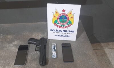 Menores são apreendidos com simulacro de arma de fogo e um canivete