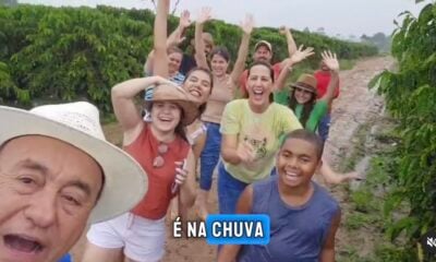 Lua de mel de Bocalom é registrada em cafezal debaixo de chuva