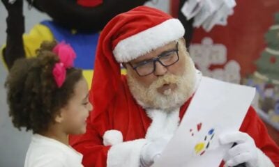 Saiba como adotar uma cartinha do Papai Noel dos Correios em 2024