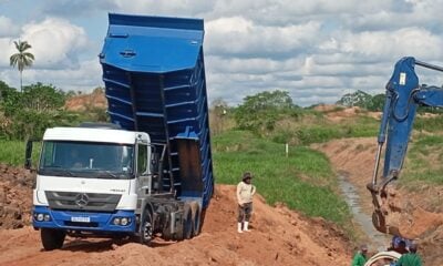 Tarauacá: Deracre retira máquinas que estariam trabalhando em área de marido de prefeita